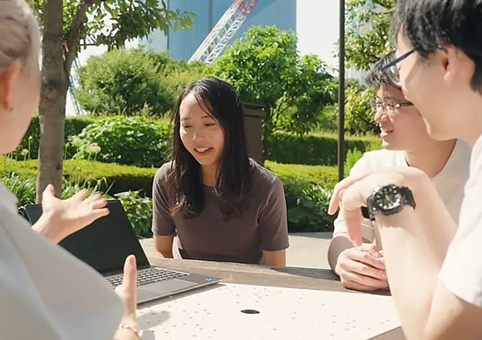 働く社員の様子